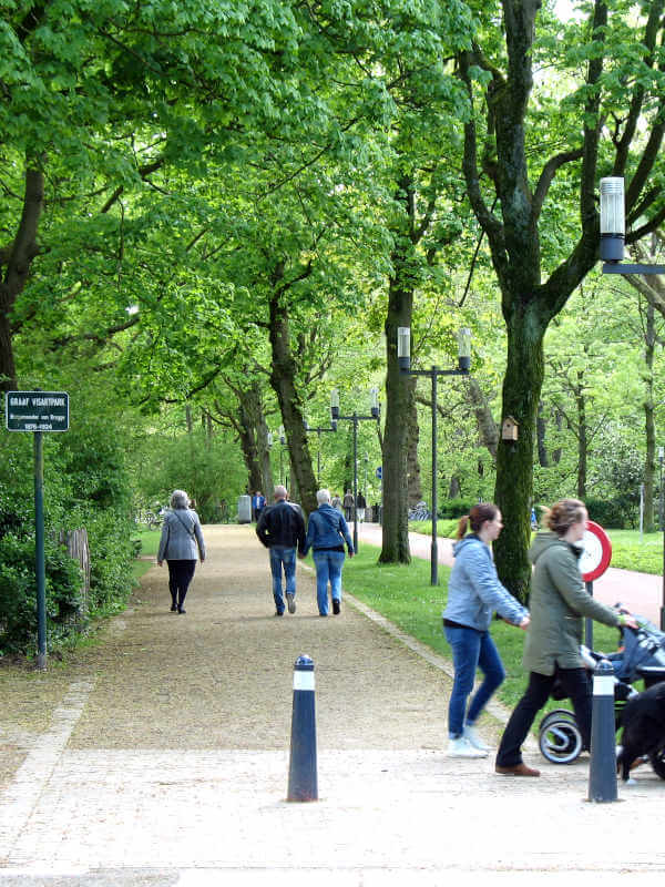 Promenade dans le parc Visart