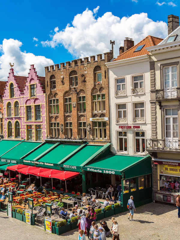 Terrasses des restaurant et magasin de souvenir de La Grand Place