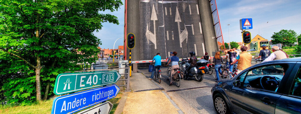 bruges, pont sur rivière