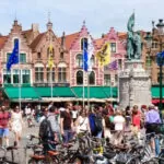 Bruges, en été, du monde sur la place