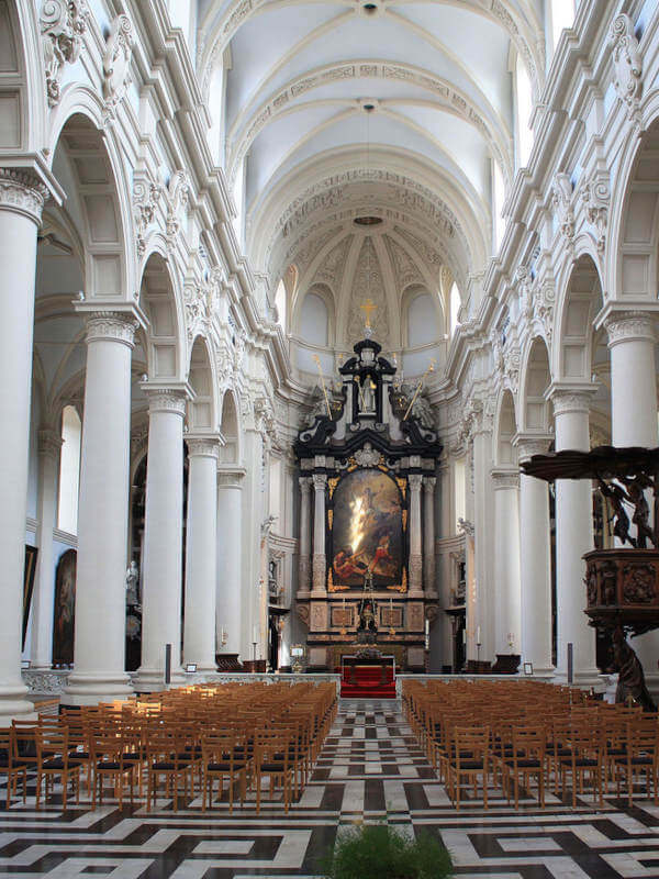 Intérieur de l'église Sainte-Walburge