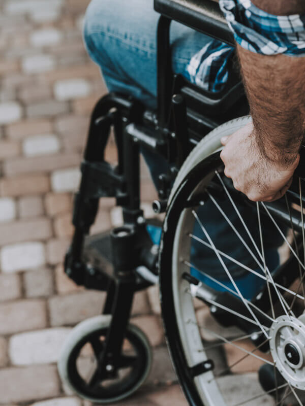 Fauteuil roulant sur les pavés