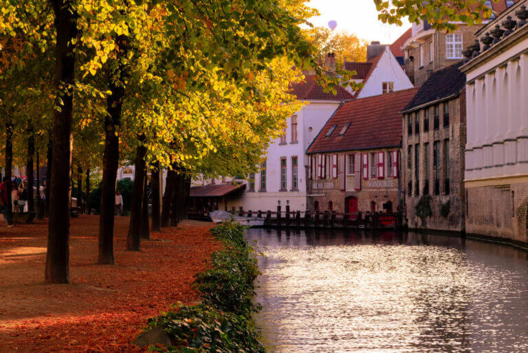Se balader en bateau sur les canaux de Bruges 1 Croisière sur les canaux de Bruges et dégustation de bière